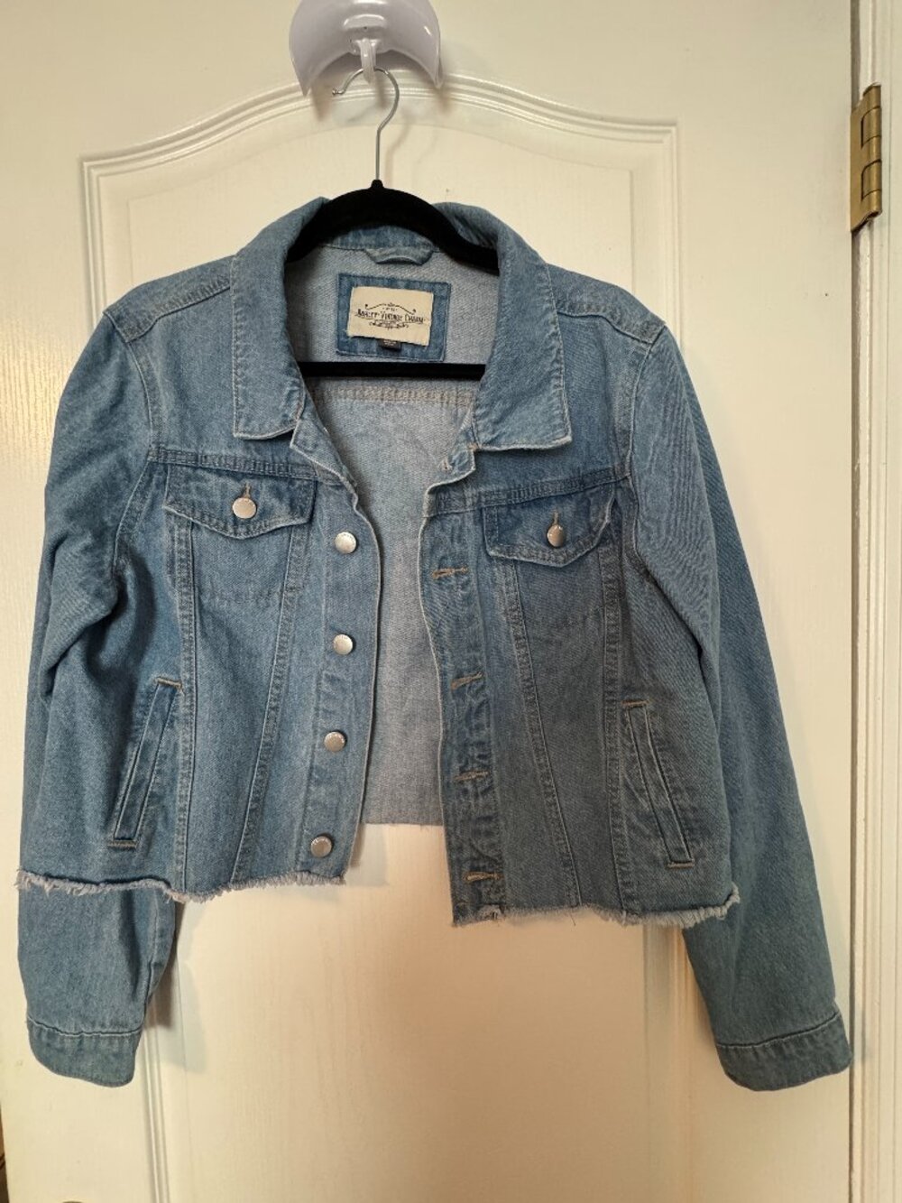 Ashley Vintage Charm Cropped Denim Jacket Light Wash Raw Hem Size M
